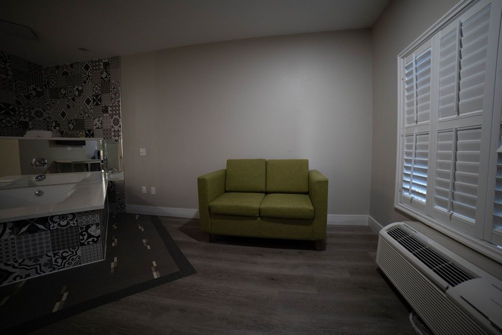 Mid City Inn and Suites Honeymoon Single Room 19