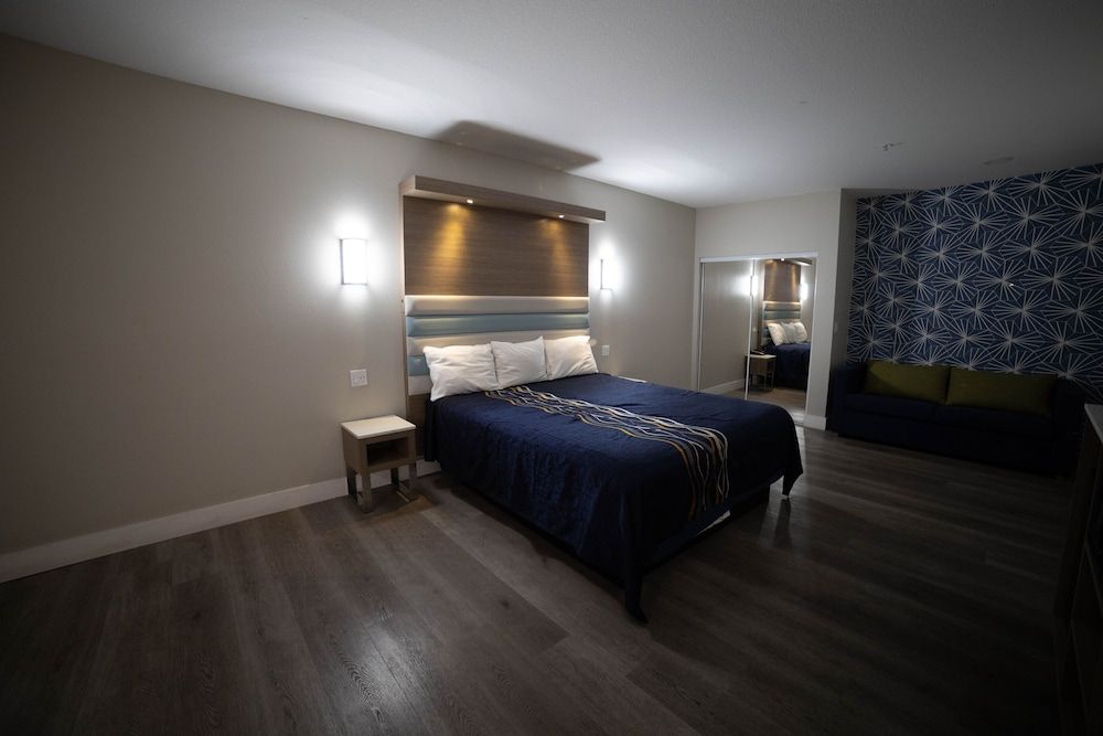 Mid City Inn and Suites Honeymoon Single Room 5