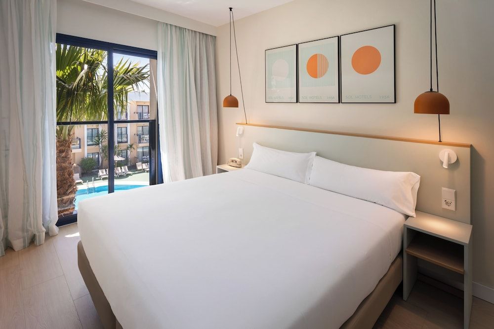 Sol Suite Pool View with Kitchen (2+1)