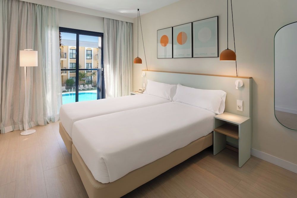 Sol Suite Pool View with Kitchen (2+1)