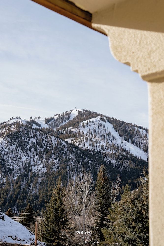 Knob Hill Inn Deluxe Room, 1 King Bed, Accessible 2