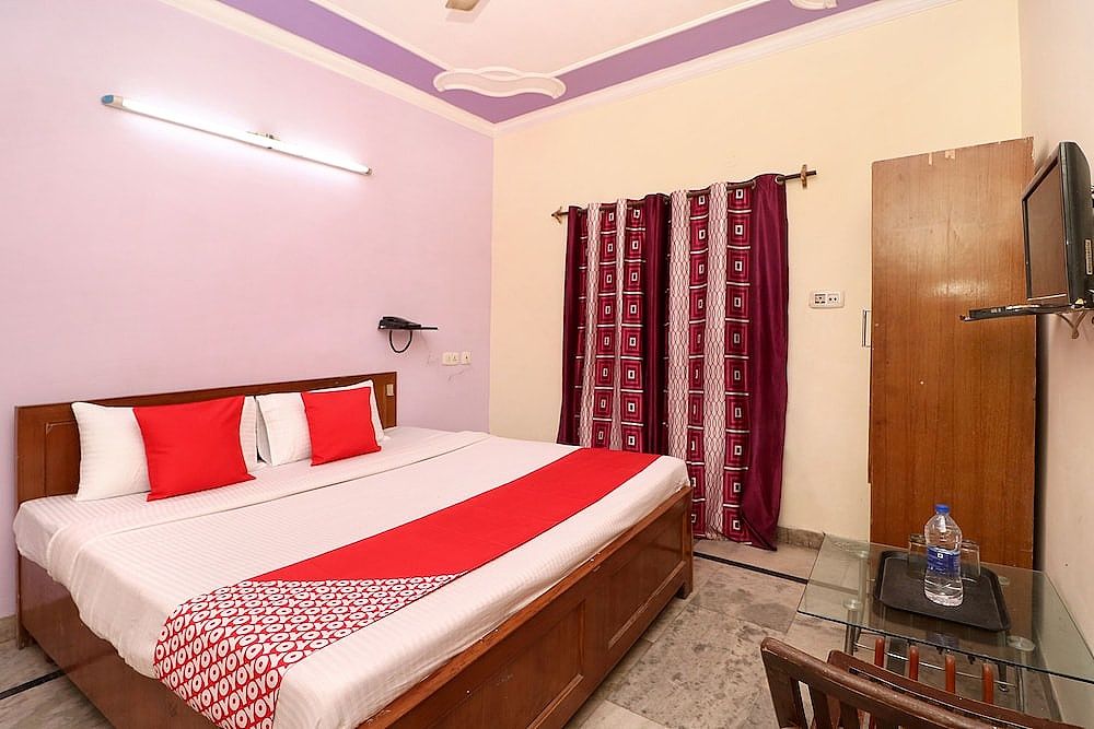 OYO 28168 Hotel Regal 2 Standard Double Room 3