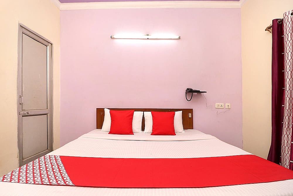 OYO 28168 Hotel Regal 2 Standard Double Room 4