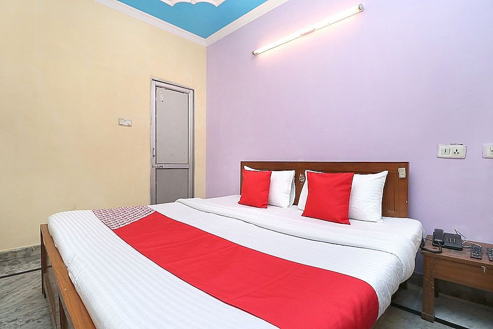 OYO 28168 Hotel Regal 2 Standard Double Room 2