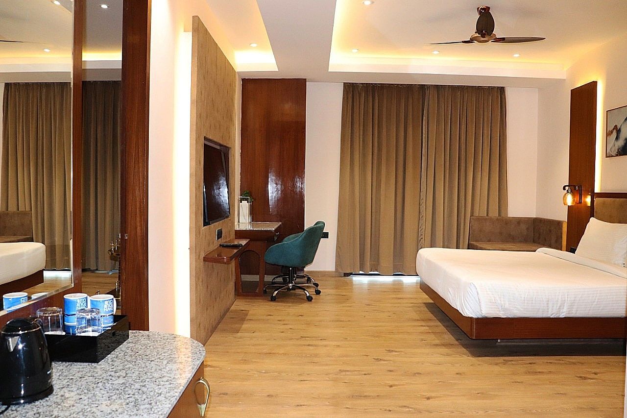 Skyline Resort & Convention Center Classic Room with Garden View 8