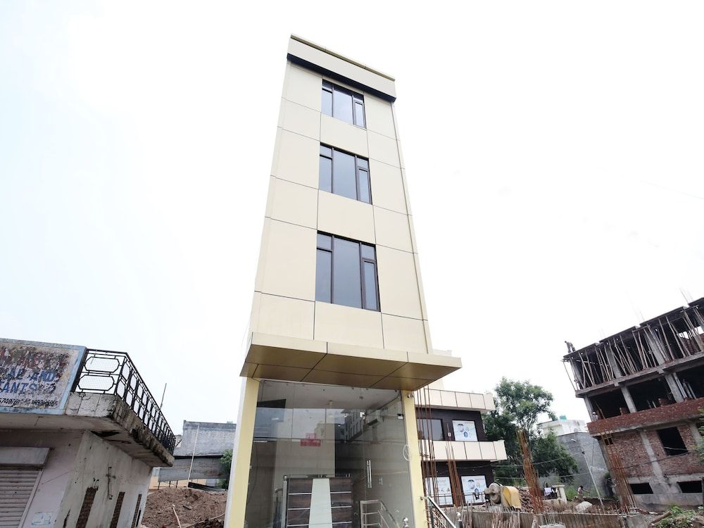 undefined OYO 16875 Hotel Skyz 3