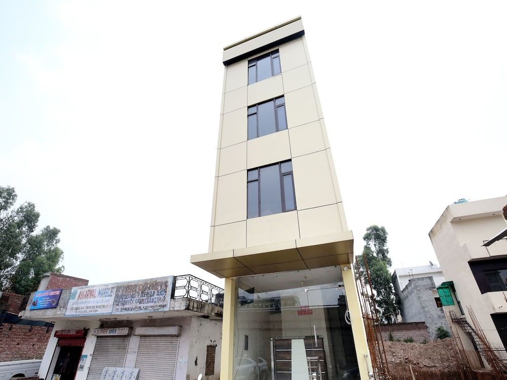 undefined OYO 16875 Hotel Skyz 2