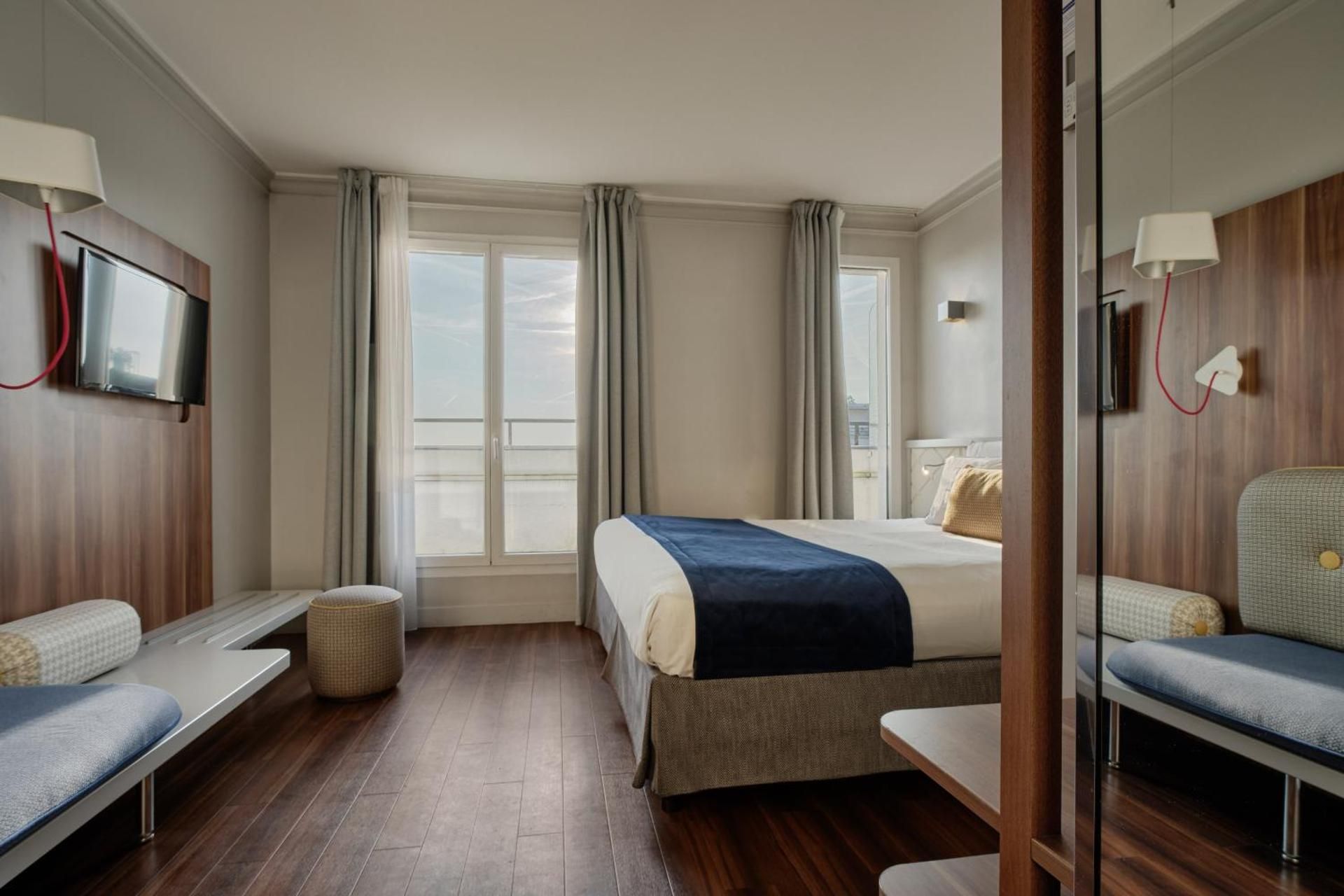 Junior Suite with Eiffel Tower View