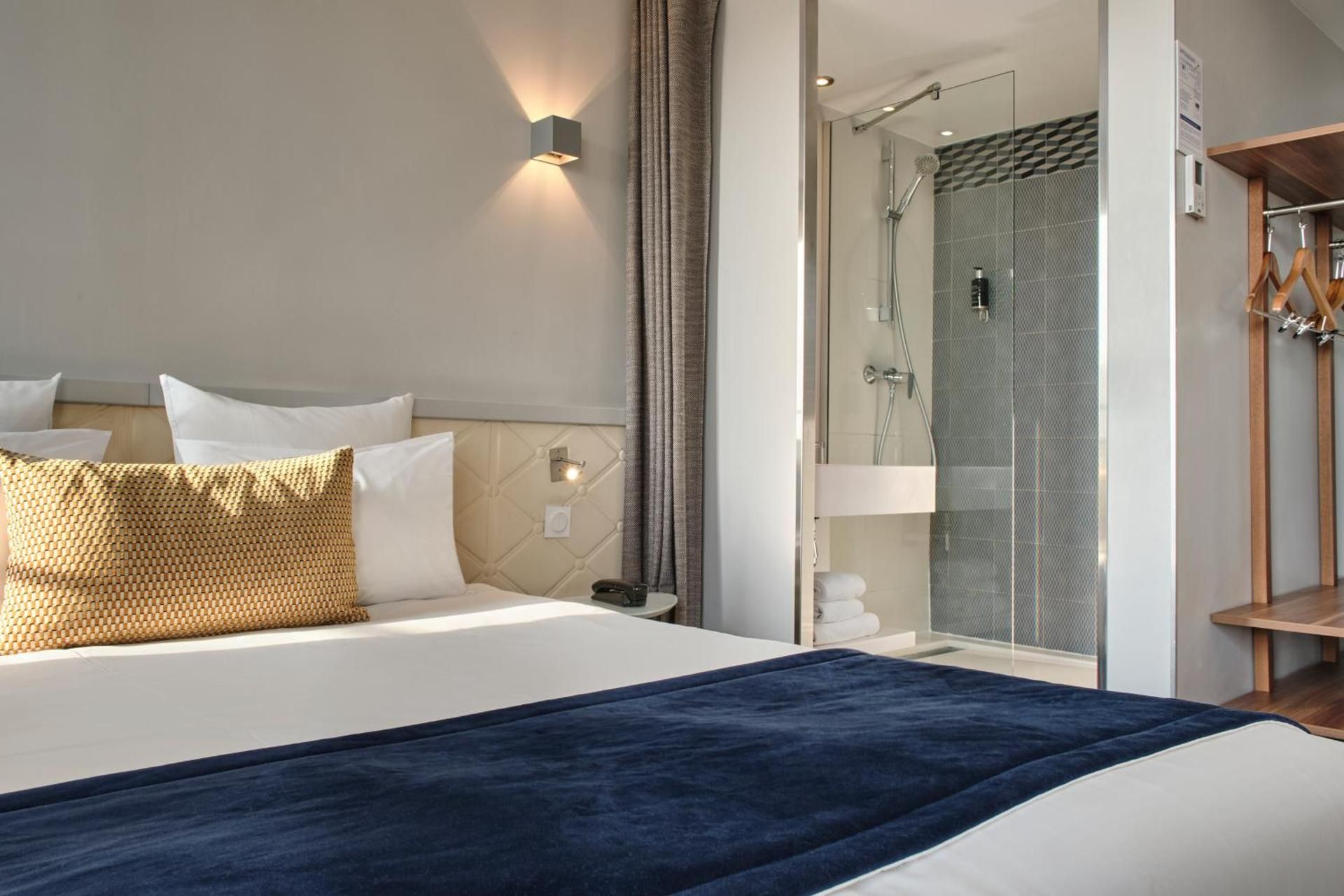 Junior Suite with Eiffel Tower View