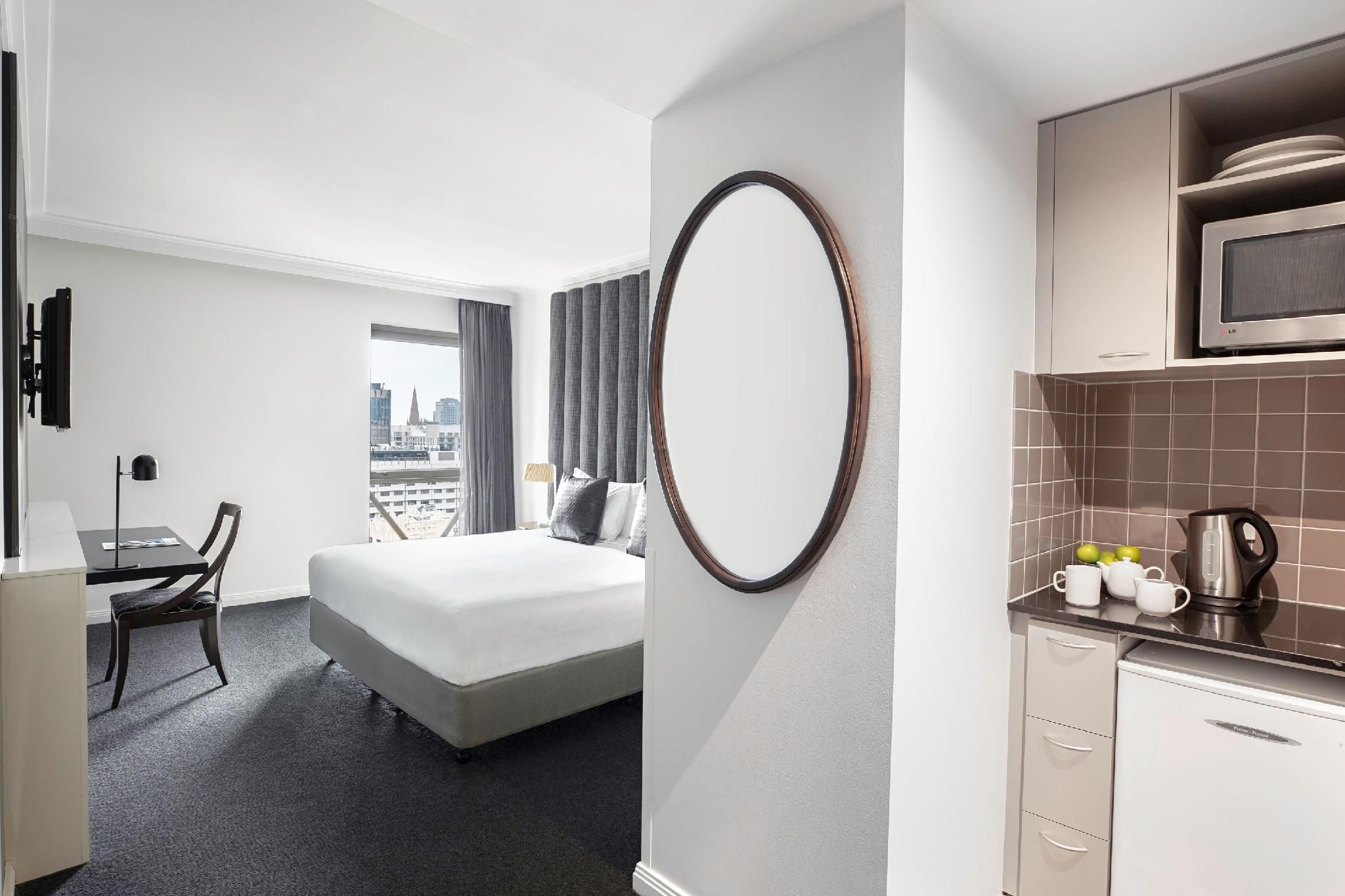 undefined Mantra on Russell Melbourne 10