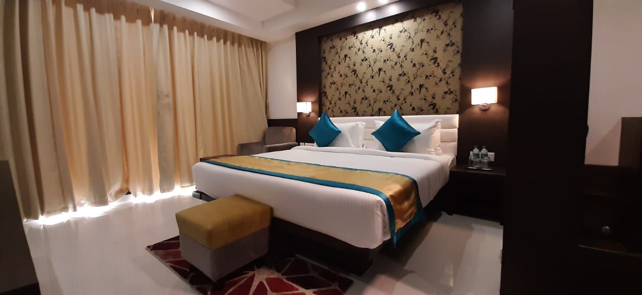 Club Room with Balcony