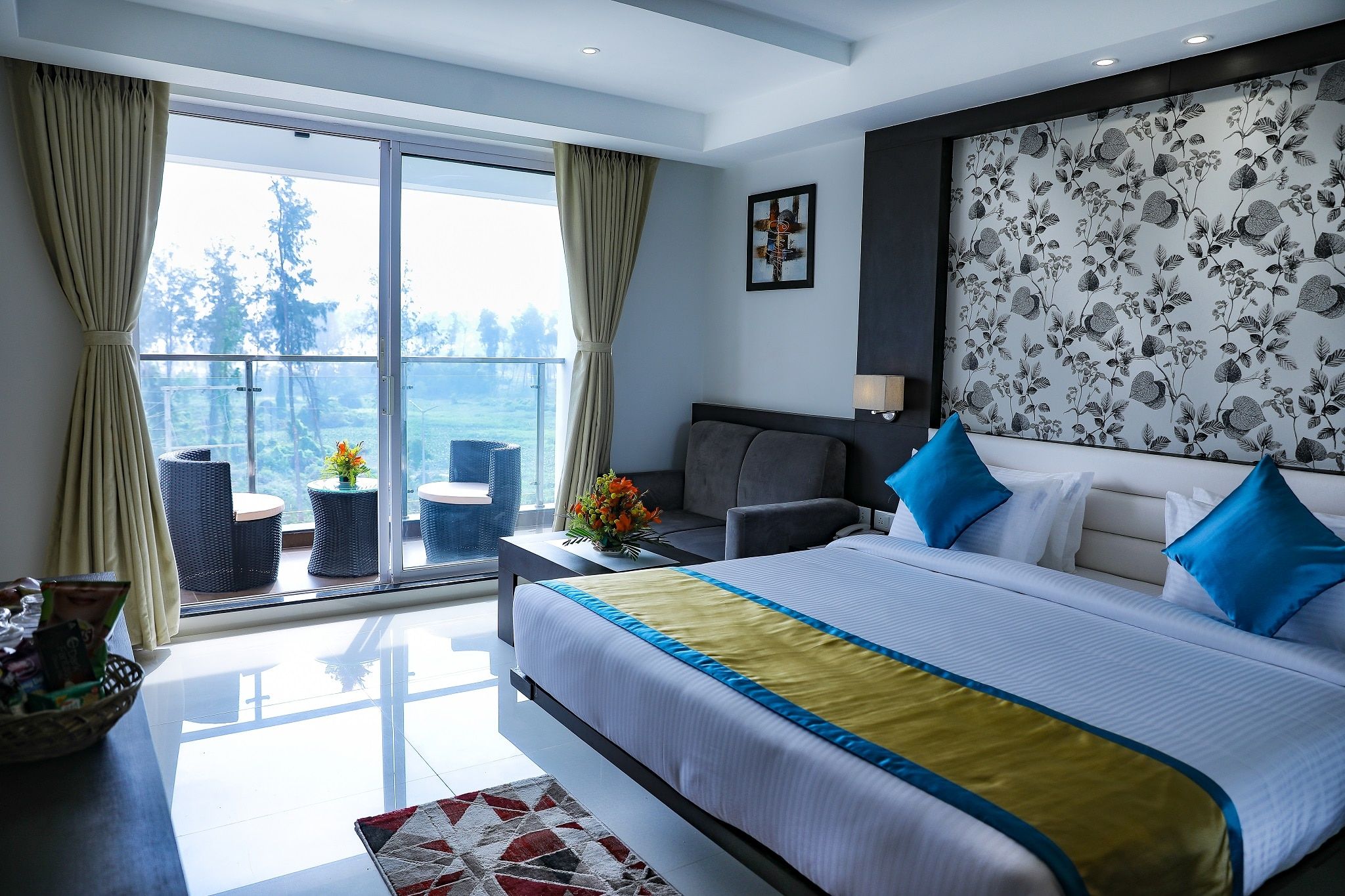 Club Room with Balcony