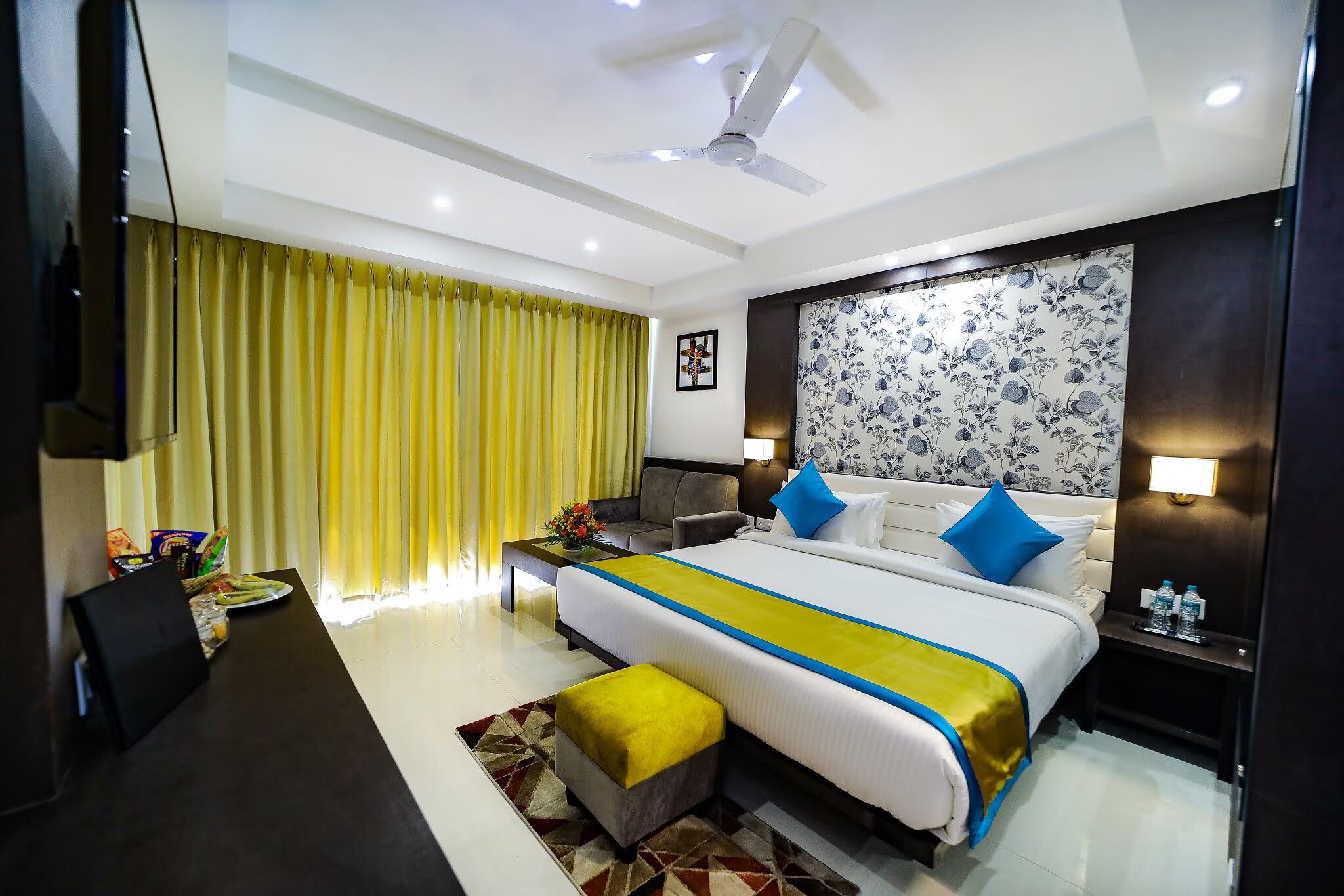 Club Room with Balcony