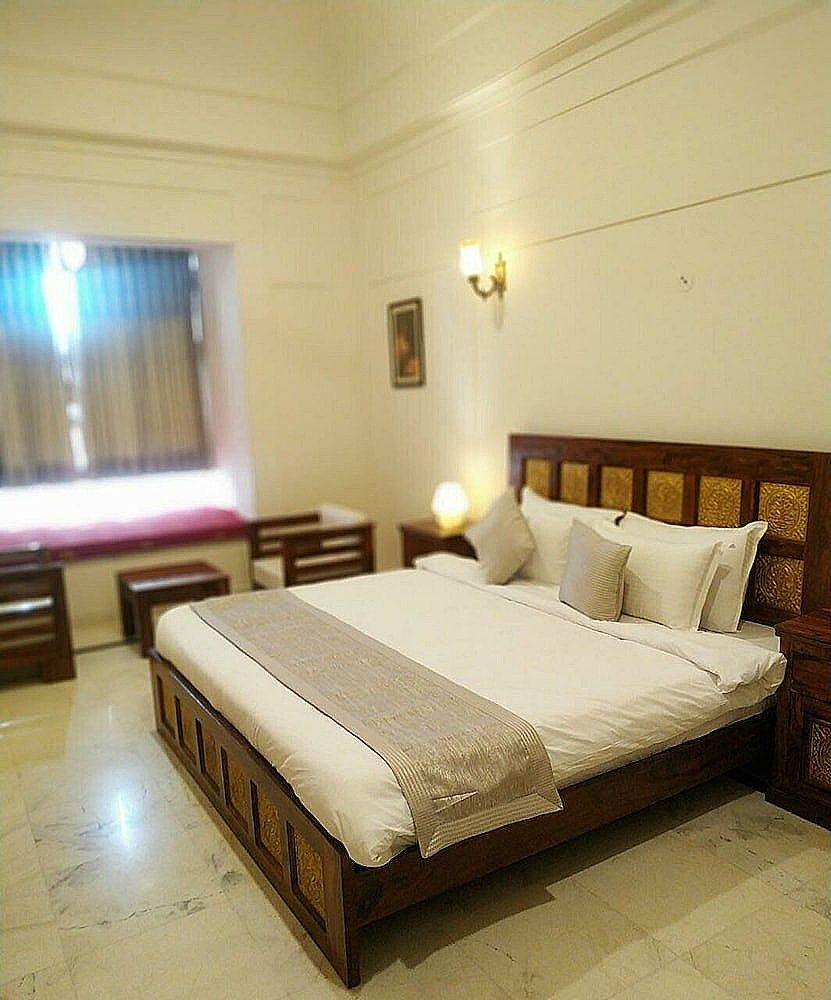 Hotel Raj Bagh Palace Deluxe Room 8