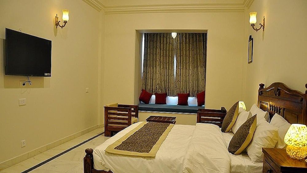 Hotel Raj Bagh Palace Deluxe Room 10