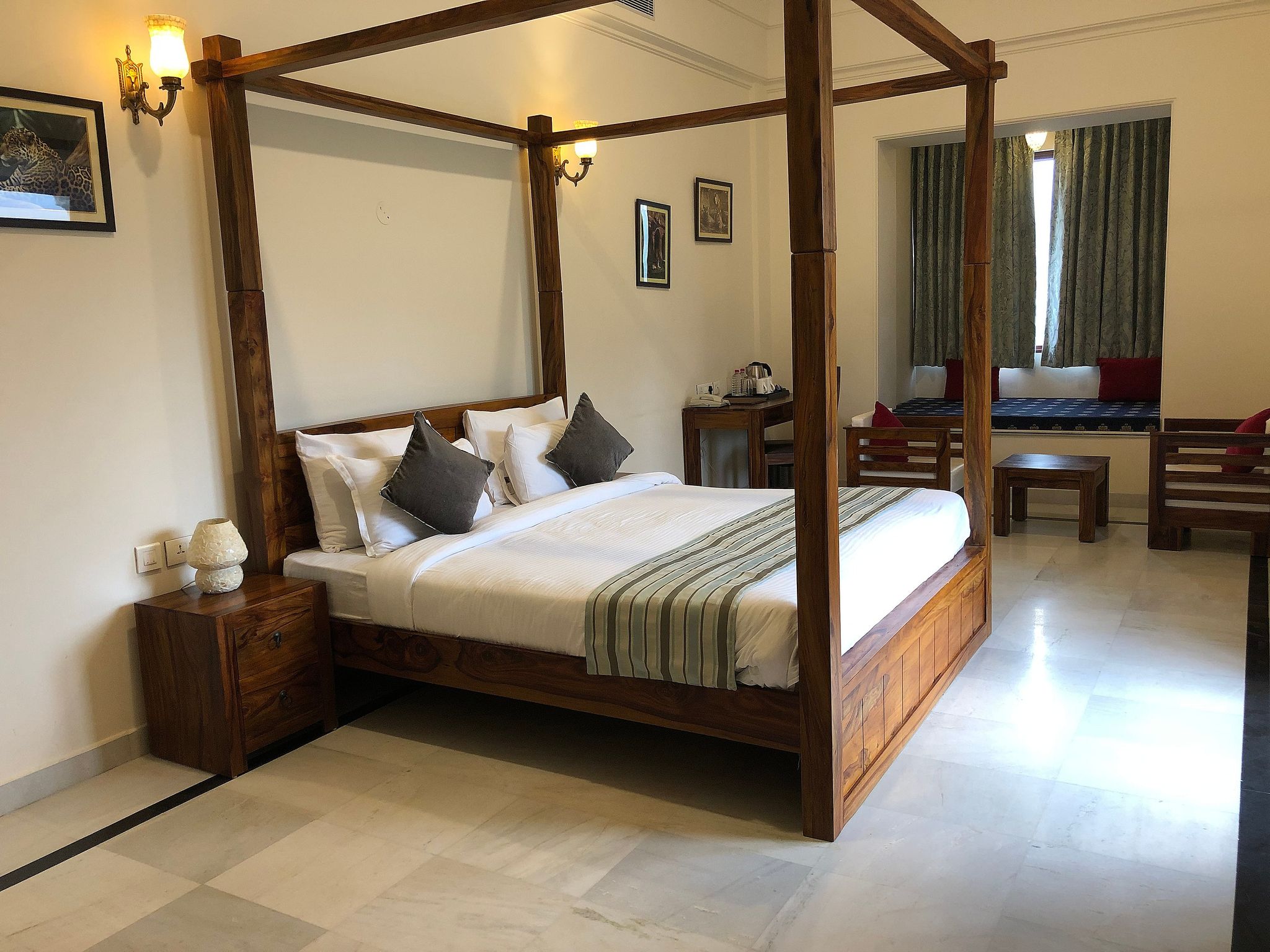Hotel Raj Bagh Palace Deluxe Room 4