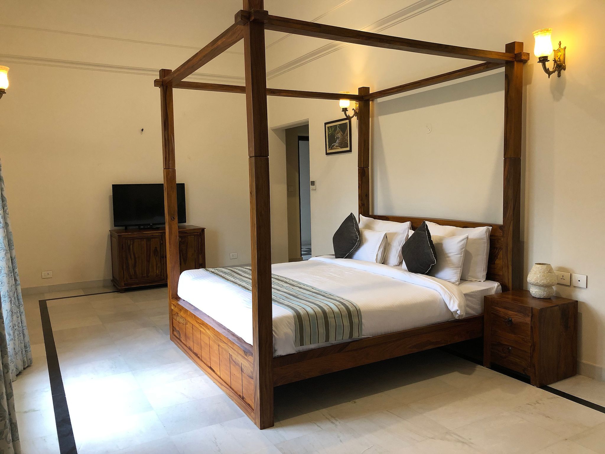 Hotel Raj Bagh Palace Deluxe Room 3