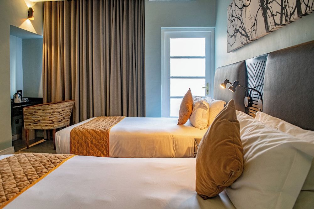 New Ambassador Hotel Standard Twin Room 6