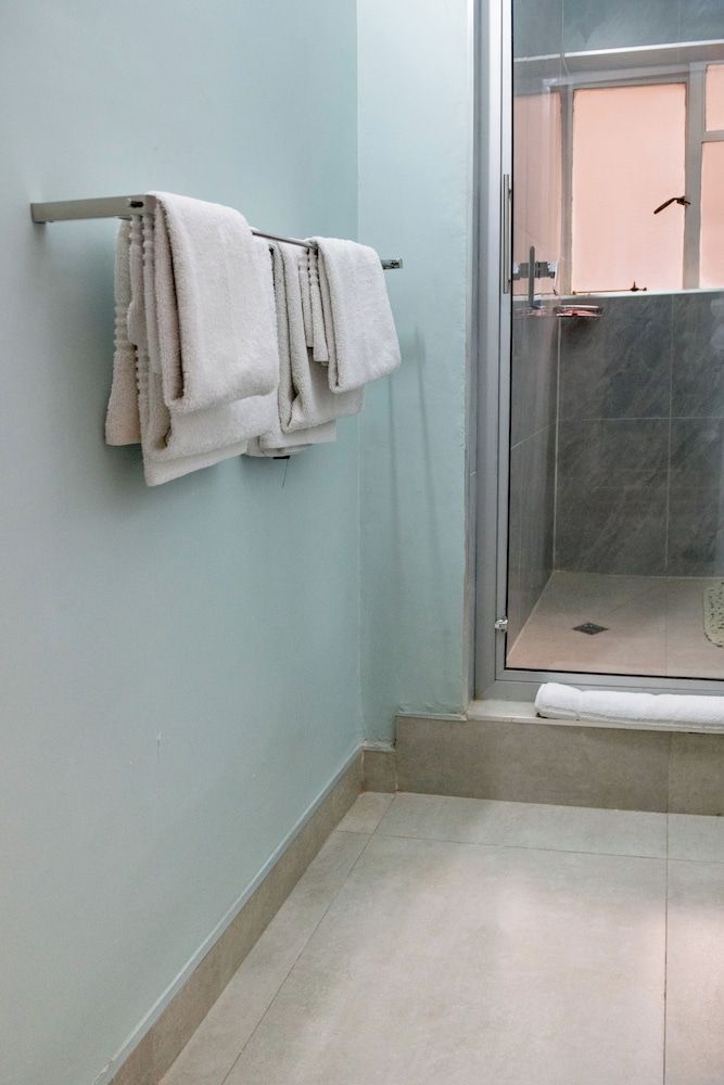 New Ambassador Hotel Standard Twin Room 18