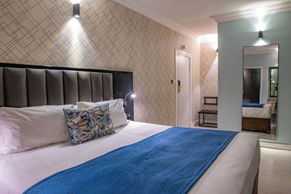 New Ambassador Hotel Standard Double Room 8