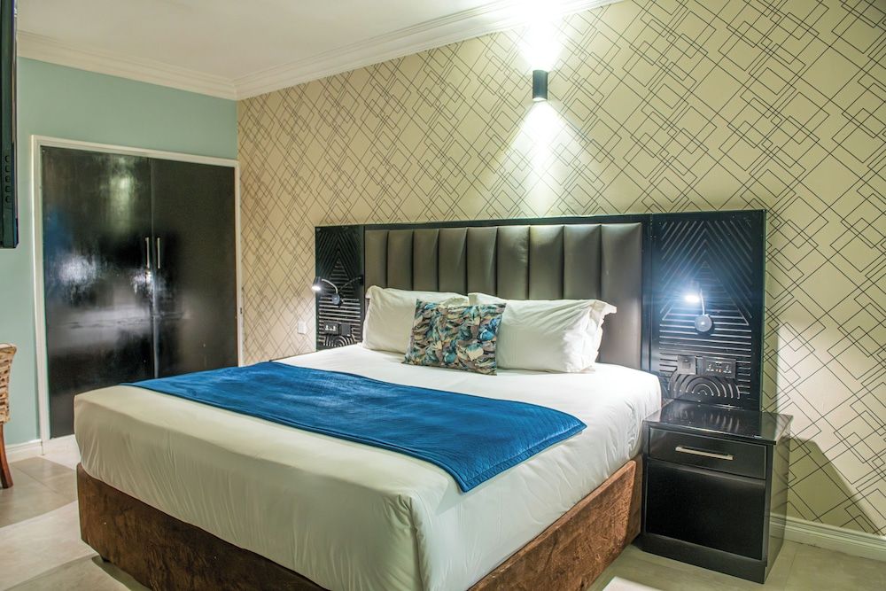 New Ambassador Hotel Standard Double Room 4