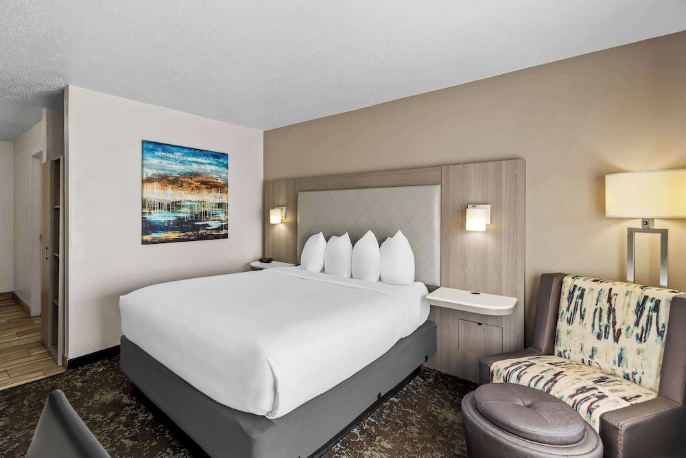 Standard Room, 1 Queen Bed, Non Smoking, Refrigerator & Microwave