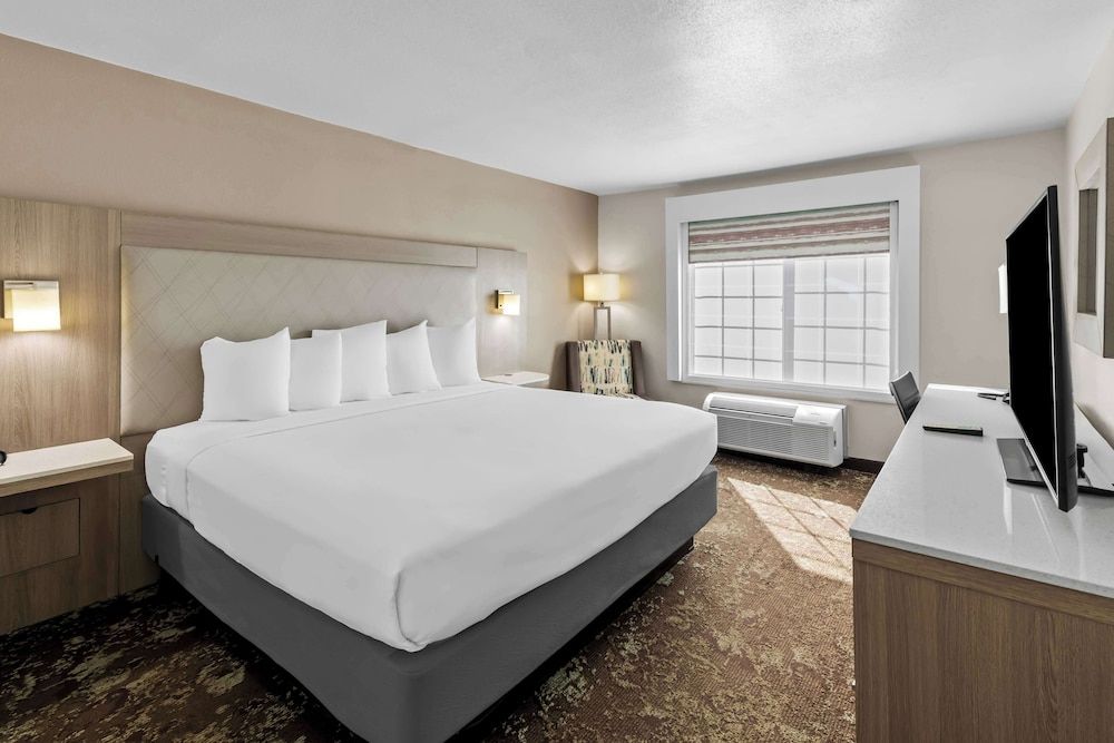 Standard Room, 1 Queen Bed, Non Smoking, Refrigerator & Microwave