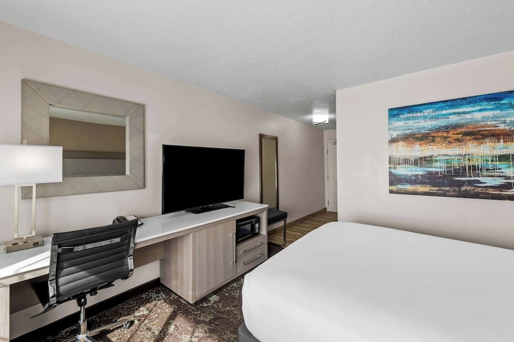 Standard Room, 1 Queen Bed, Non Smoking, Refrigerator