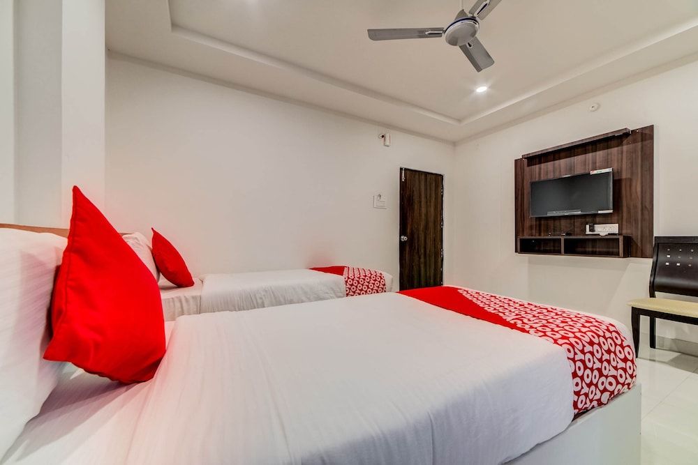 Capital O 47601 Airport Palace Hotel Deluxe Double Room