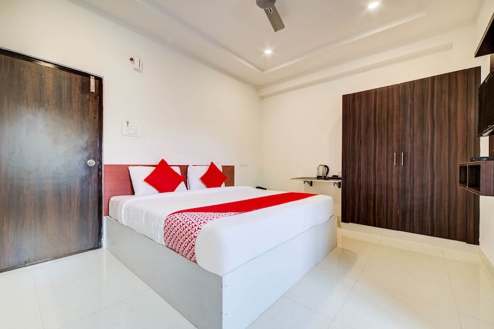 Capital O 47601 Airport Palace Hotel Standard Double Room 4