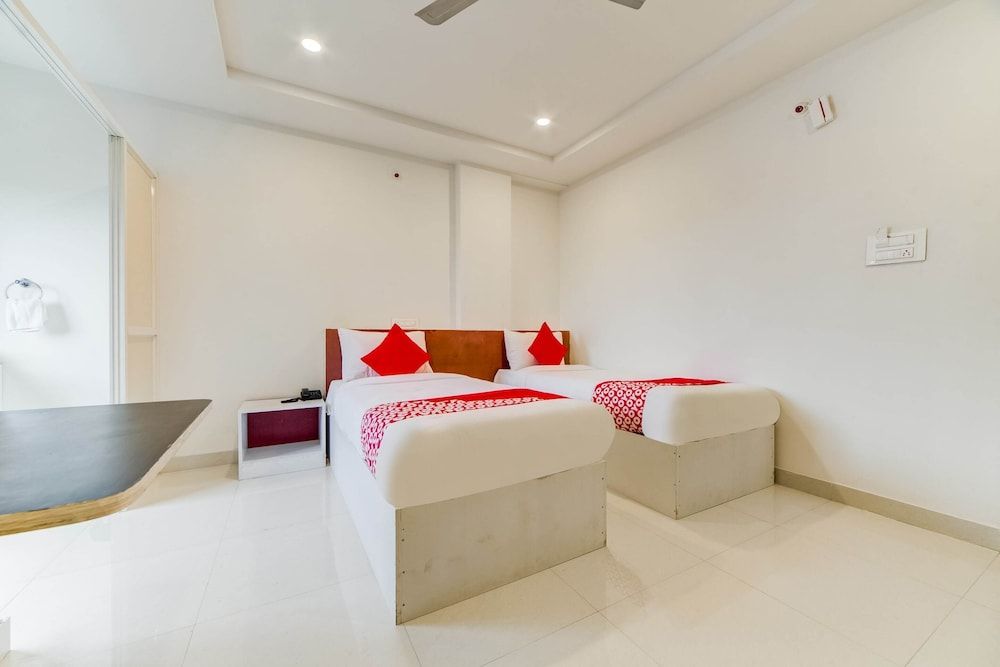 Capital O 47601 Airport Palace Hotel Deluxe Double Room 2