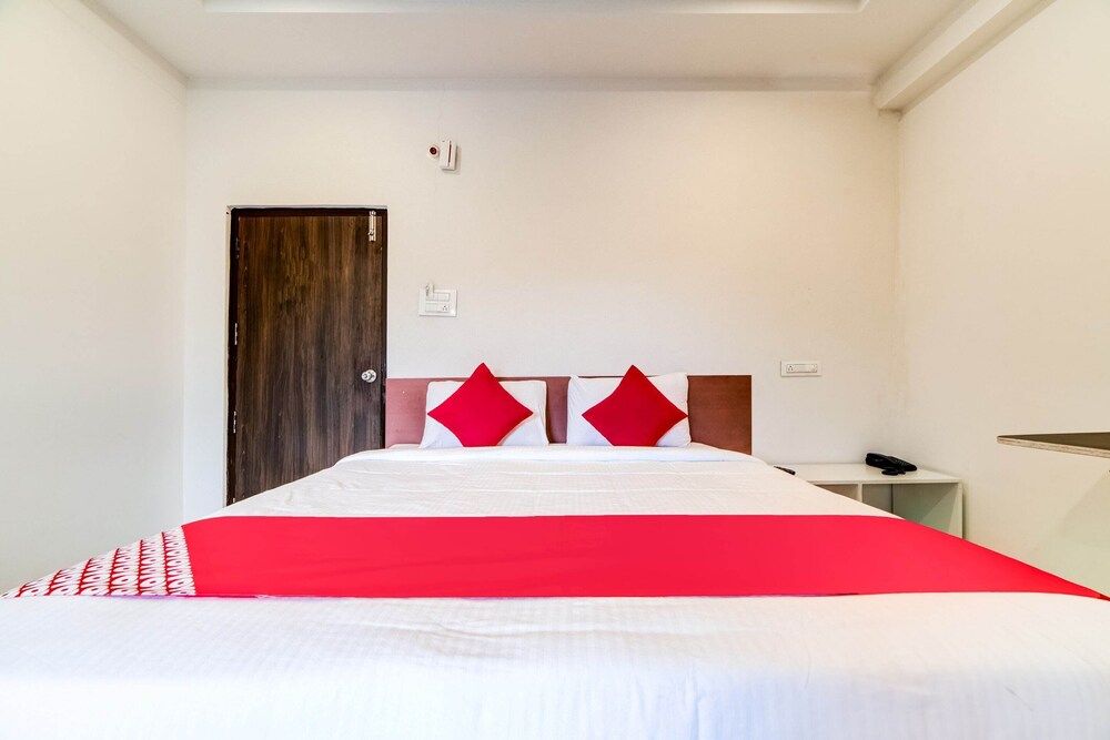 Capital O 47601 Airport Palace Hotel Standard Double Room 2