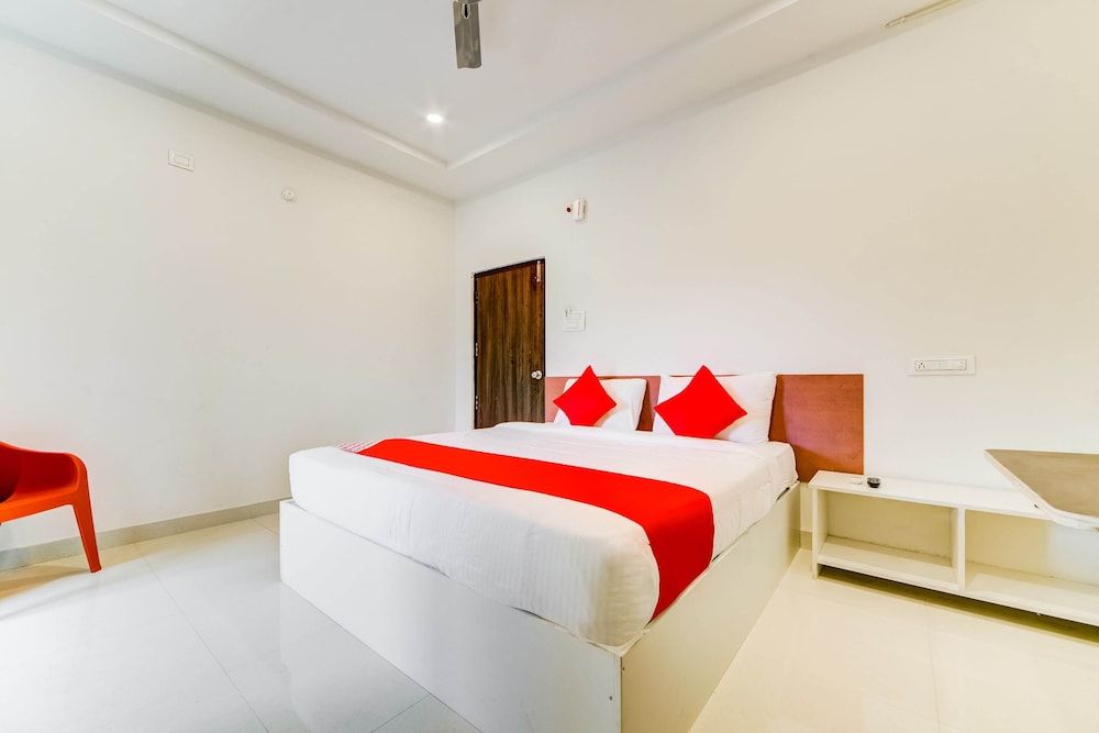 Capital O 47601 Airport Palace Hotel Standard Double Room 3