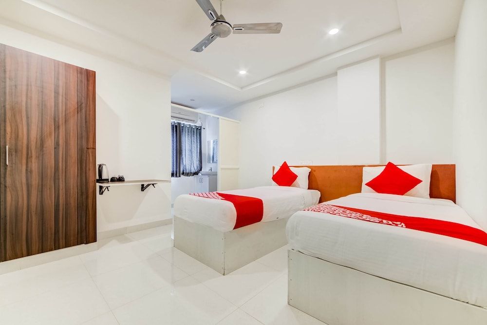 Capital O 47601 Airport Palace Hotel Deluxe Double Room 3