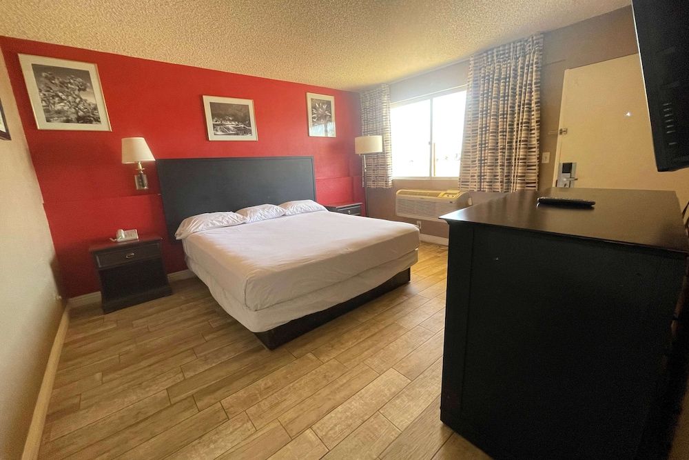 Deluxe Suite, 1 King Bed, Non Smoking, Kitchenette