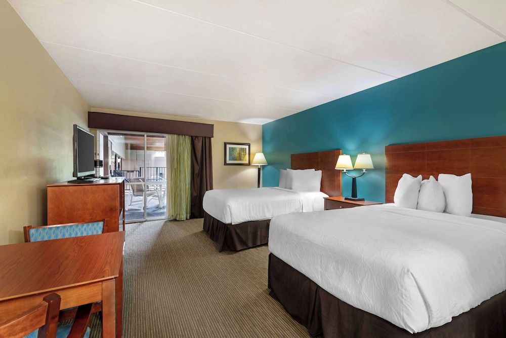 Best Western Plus Plattsburgh Standard Room, 2 Double Beds, Balcony, Pool View 2