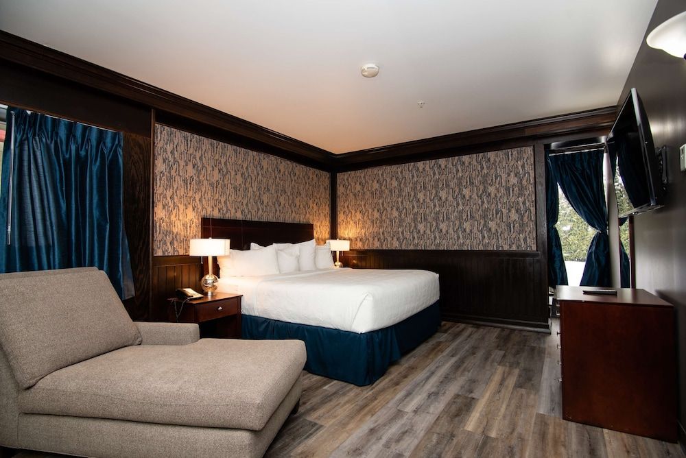 Best Western Plus Plattsburgh Suite, 1 King Bed, Non Smoking, Kitchenette (with Sofabed) 2