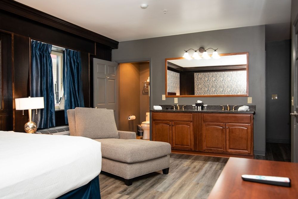 Best Western Plus Plattsburgh Suite, 1 King Bed, Non Smoking, Kitchenette (with Sofabed) 5