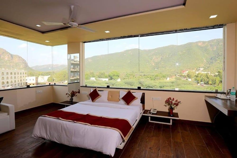 undefined Rock Star Hotel 6