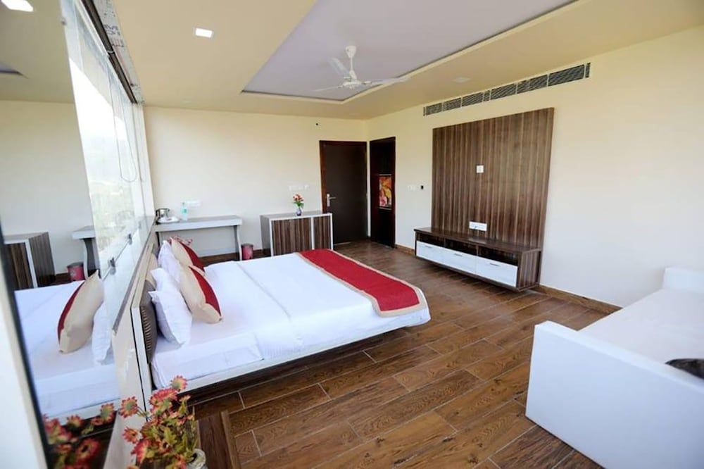 undefined Rock Star Hotel 2