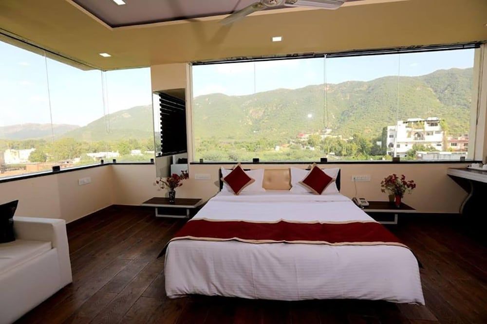 undefined Rock Star Hotel 3