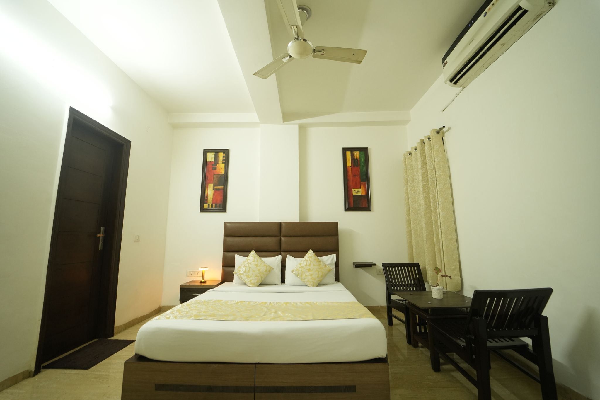  Hotel  Runway Residency, Pitampura Deluxe Room 8