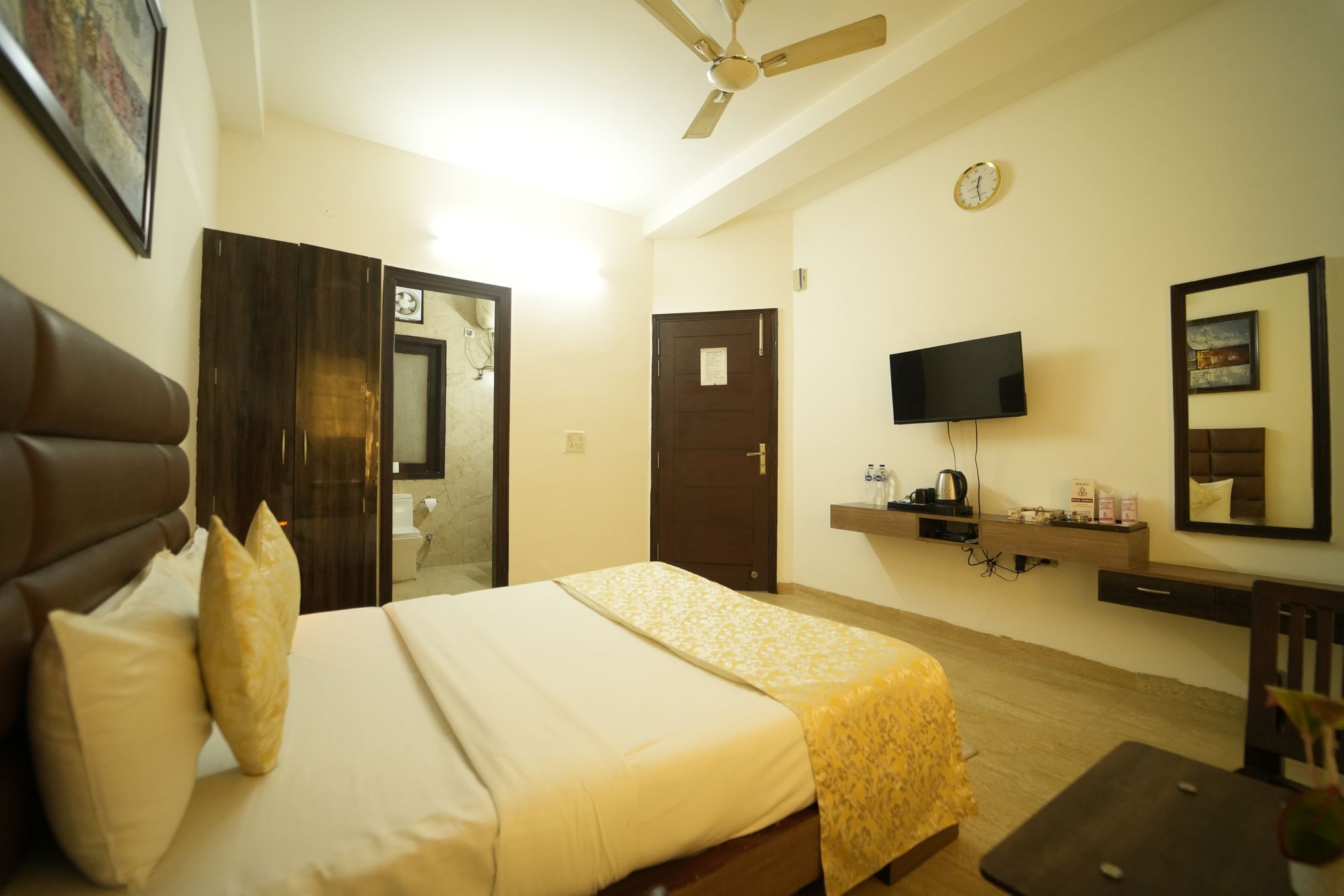  Hotel  Runway Residency, Pitampura Deluxe Room 4