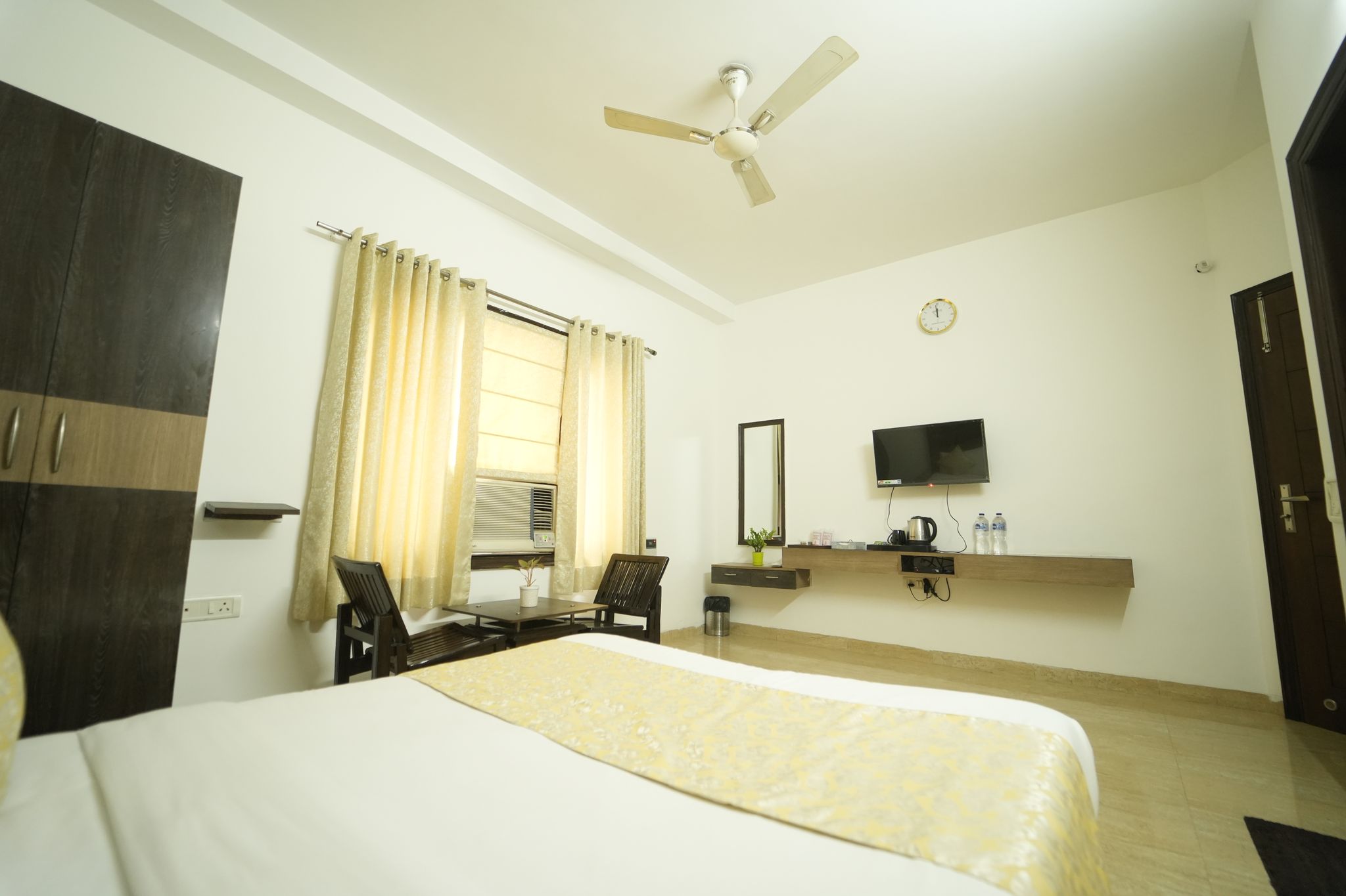  Hotel  Runway Residency, Pitampura Deluxe Room 5