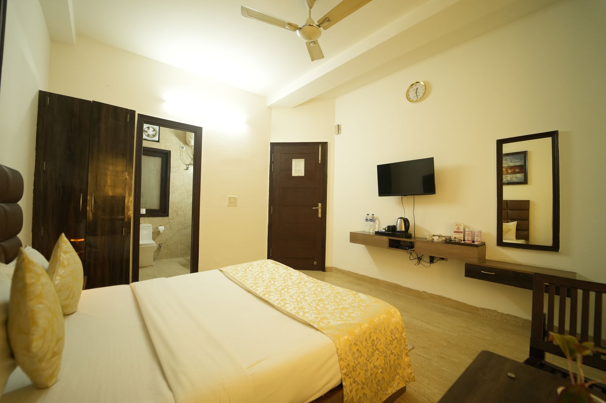 Hotel  Runway Residency, Pitampura Deluxe Room 6