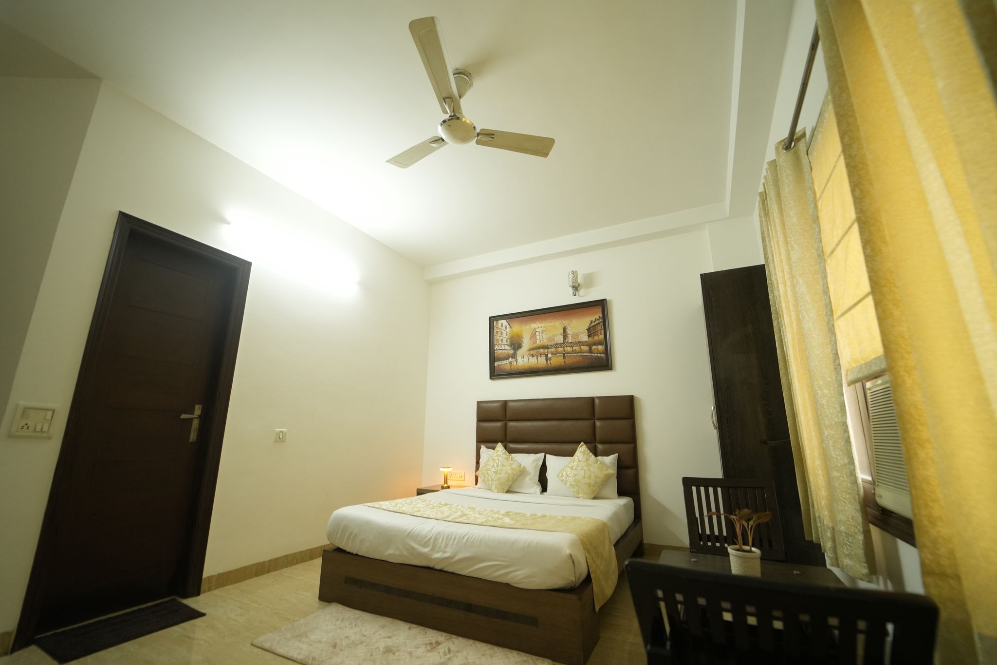  Hotel  Runway Residency, Pitampura Deluxe Room 2
