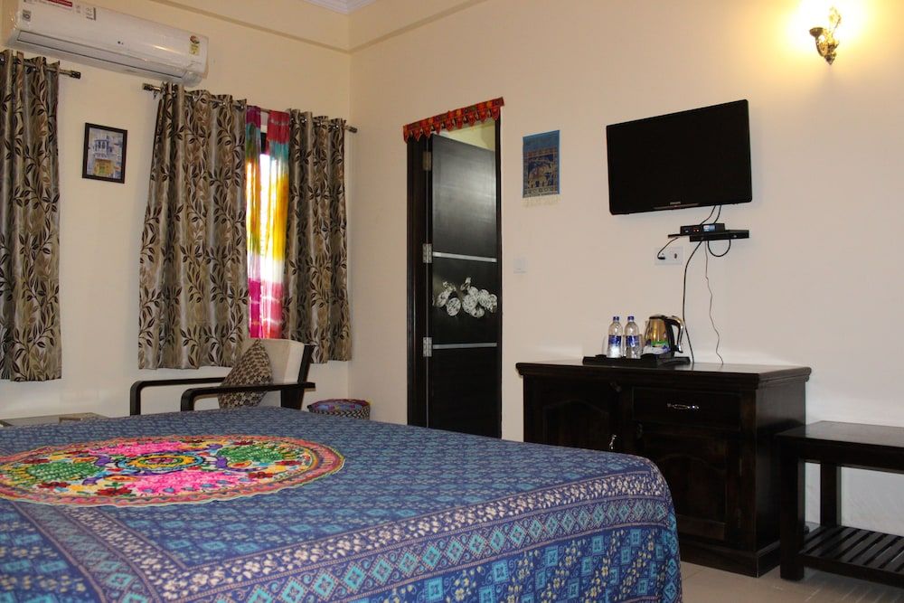 Hotel Bhagwati Vilas Deluxe Room 4