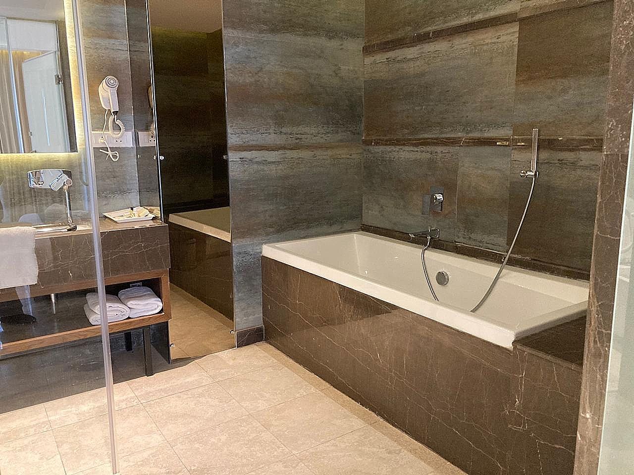 Presidential Suite with Bathtub Room with Breakfast