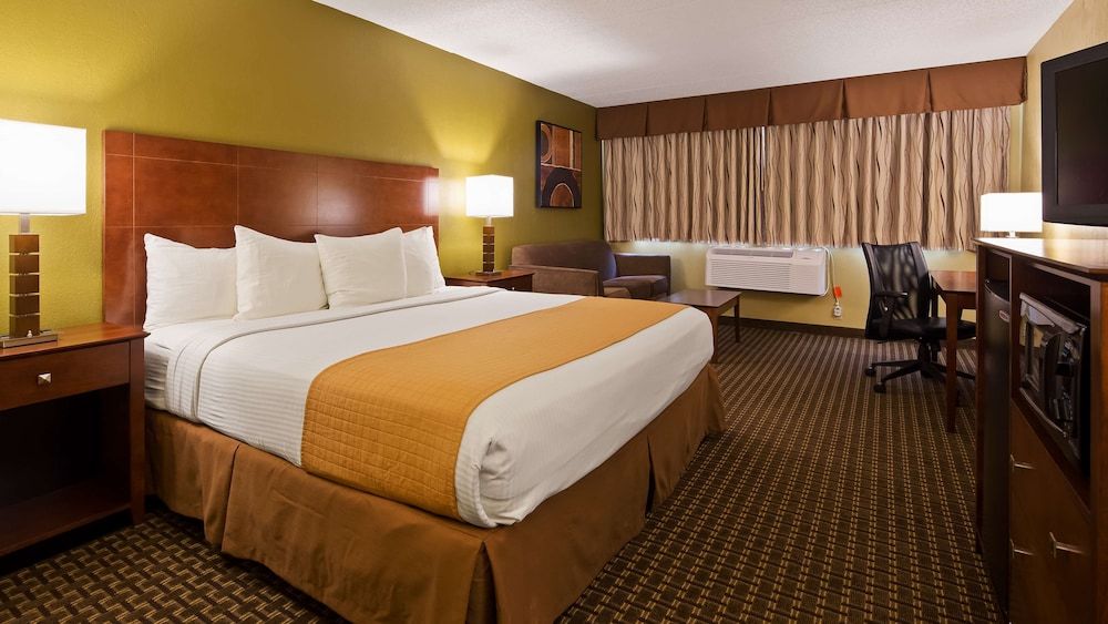 Best Western Executive Inn Kenosha/Pleasant Prairie Standard Room, 1 King Bed, Non Smoking, Refrigerator & Microwave 3