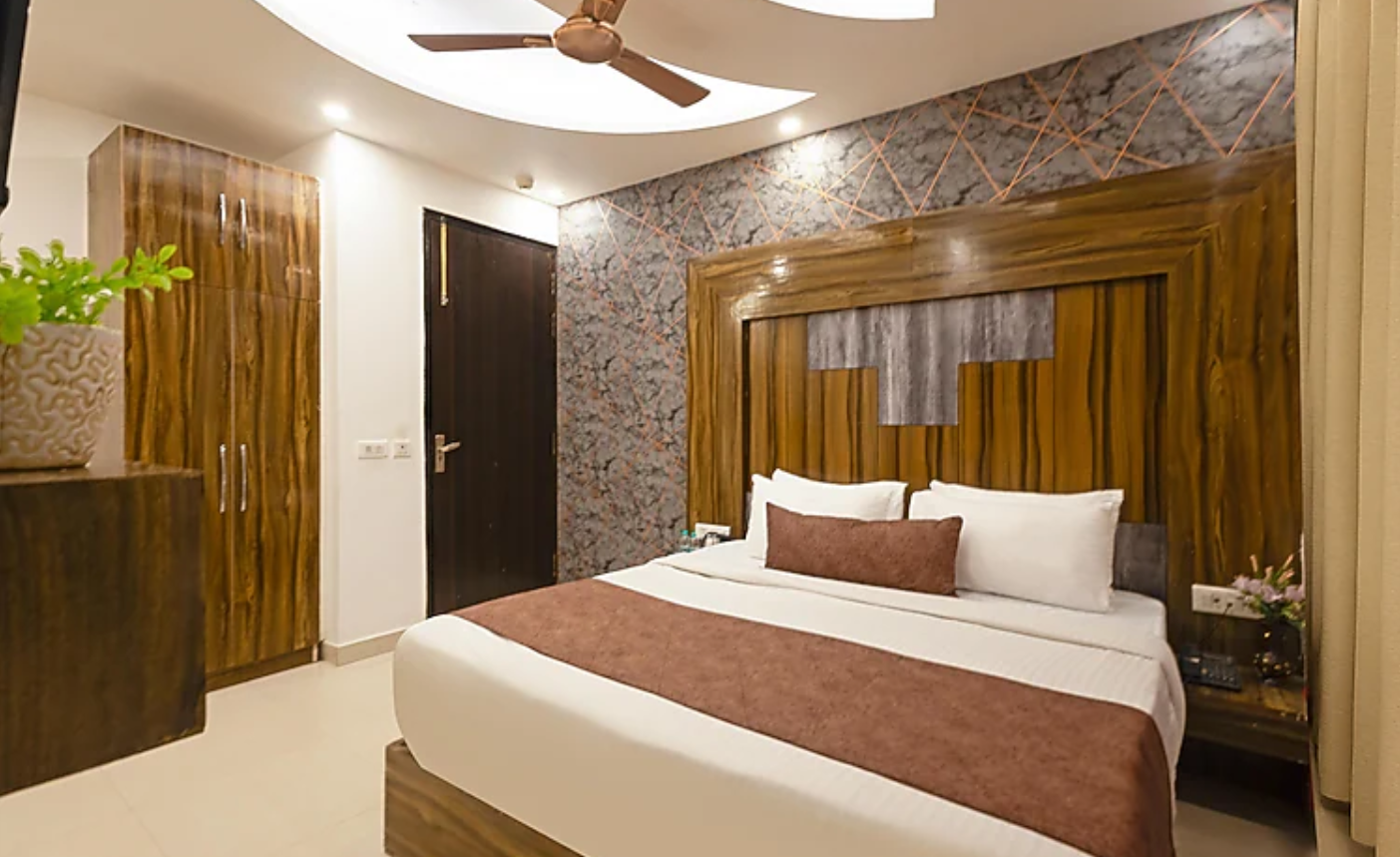 Hotel Luxury Stay Classic Room with Free WIFI 2